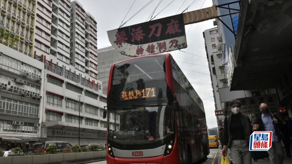 不少違例招牌已經拆去。圖為深水埗梁添刀廠「大刀」招牌，已於1月拆去。資料圖片