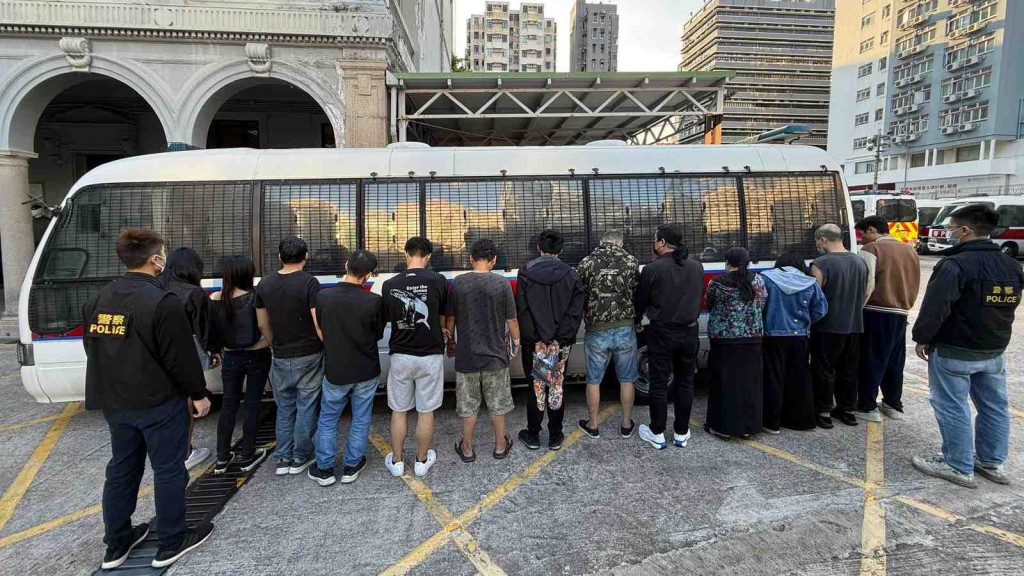 警旺角搗破非法釣魚機賭場，拘捕14人。警方圖片