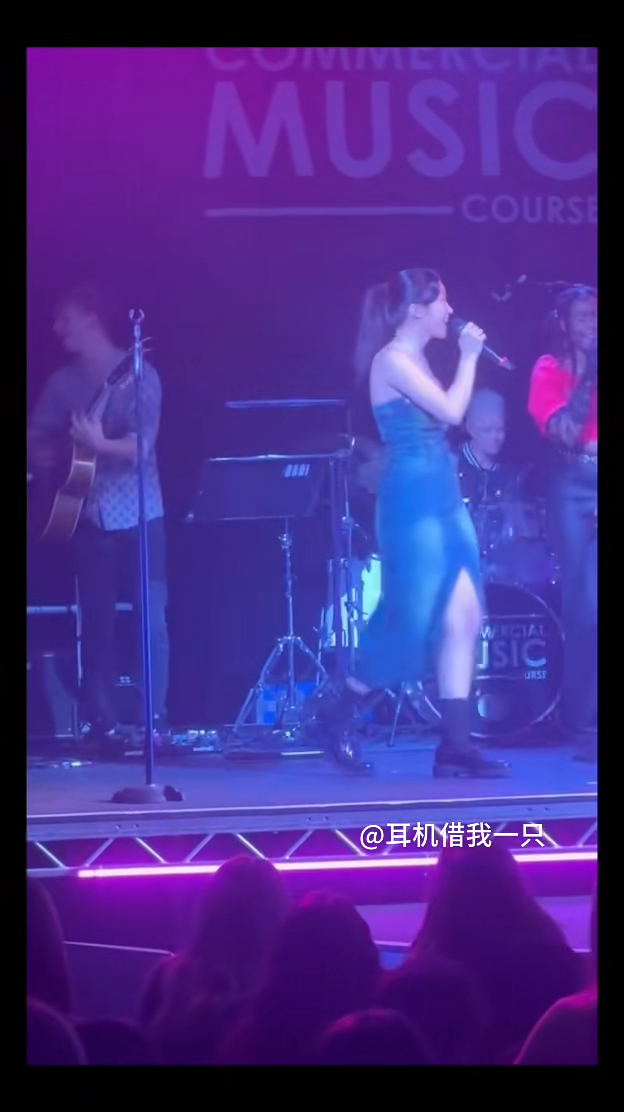 陳康堤在台上的身體律動與爸爸陳奕迅一樣。 陳康堤在台上的身體律動與爸爸陳奕迅一樣。