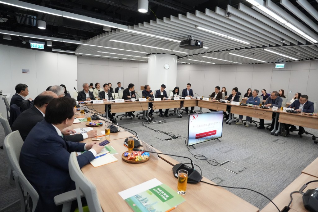 多位特首政策組專家組成員出席，與特首政策組研究團隊深入交流。