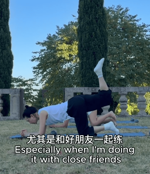 張曼玉近日上載最新影片，見她瞓身玩普拉提。
