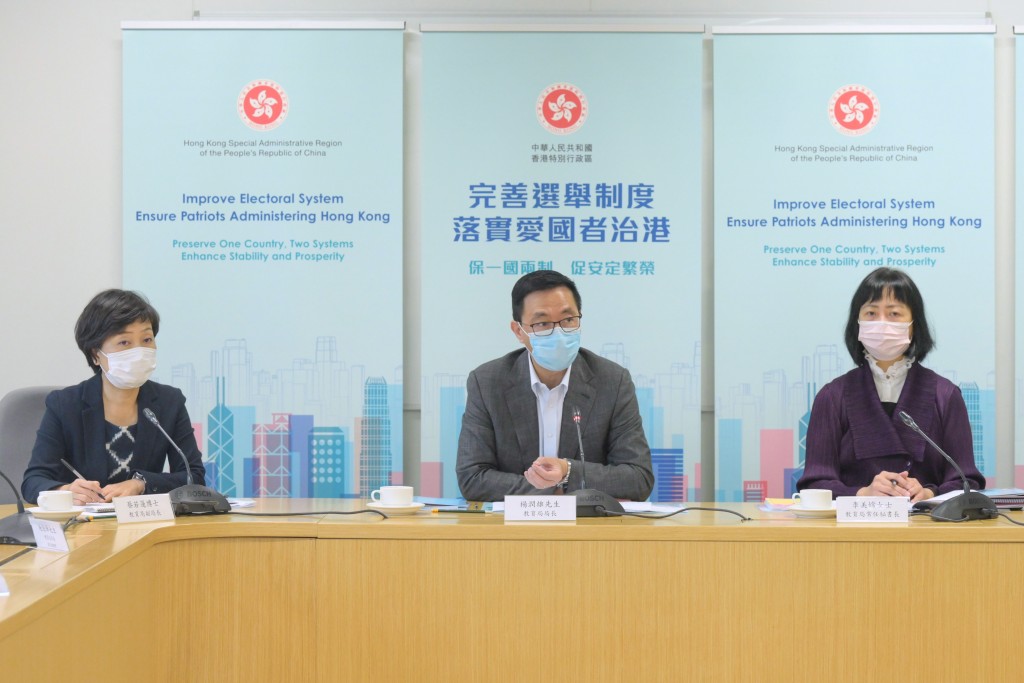 教育局常任秘書長李美嫦（右）及教育局副局長蔡若蓮亦有出席（左）。
