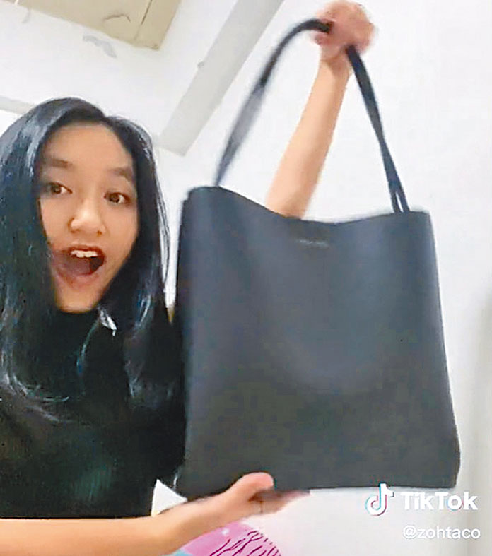少女佐伊把一個售80坡元的手袋稱為「奢侈包」,受到網民嘲笑。