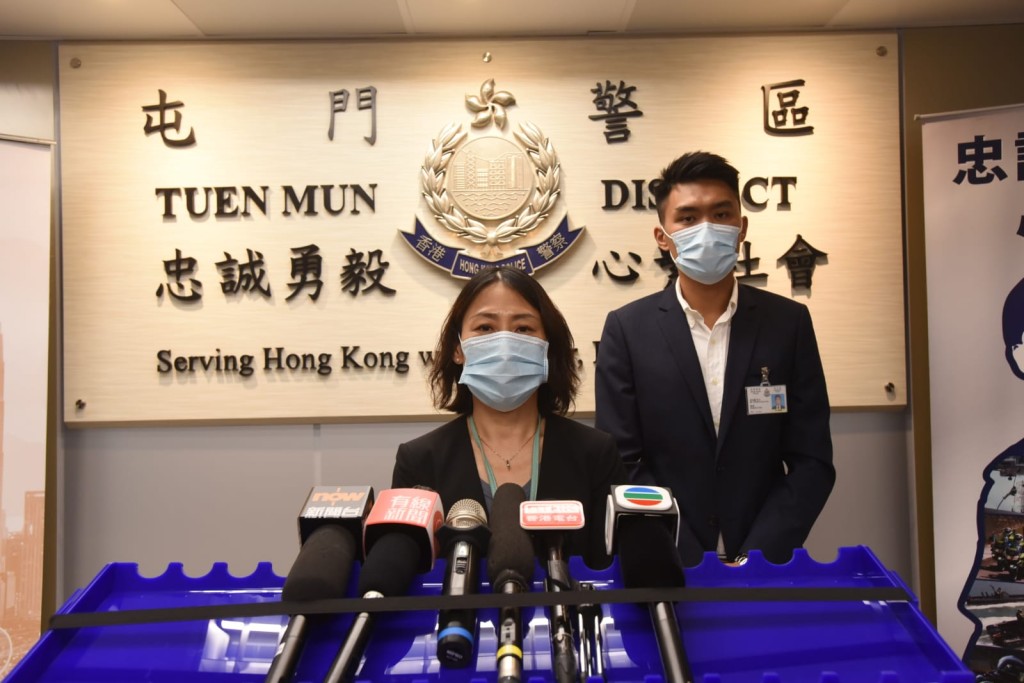 屯門警區刑事部總督察黃秀玲說搜出港獨、反修例、違反國安法等的書籍、旗幟及政治文宣。