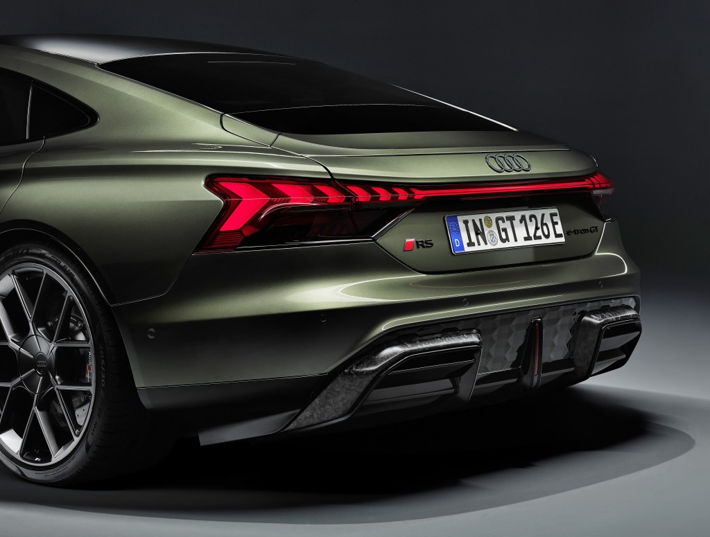 電動超跑Audi e-tron GT新版性能躍步，RS版的進取跑魅型態更富侵略性。