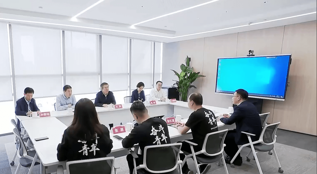 河南省長王凱希望蜜雪冰城對標國際知名品牌,加快完善標準體系,積極開拓海外市場,把品牌擦得更亮。 河南省長王凱希望蜜雪冰城對標國際知名品牌,加快完善標準體系,積極開拓海外市場,把品牌擦得更亮。