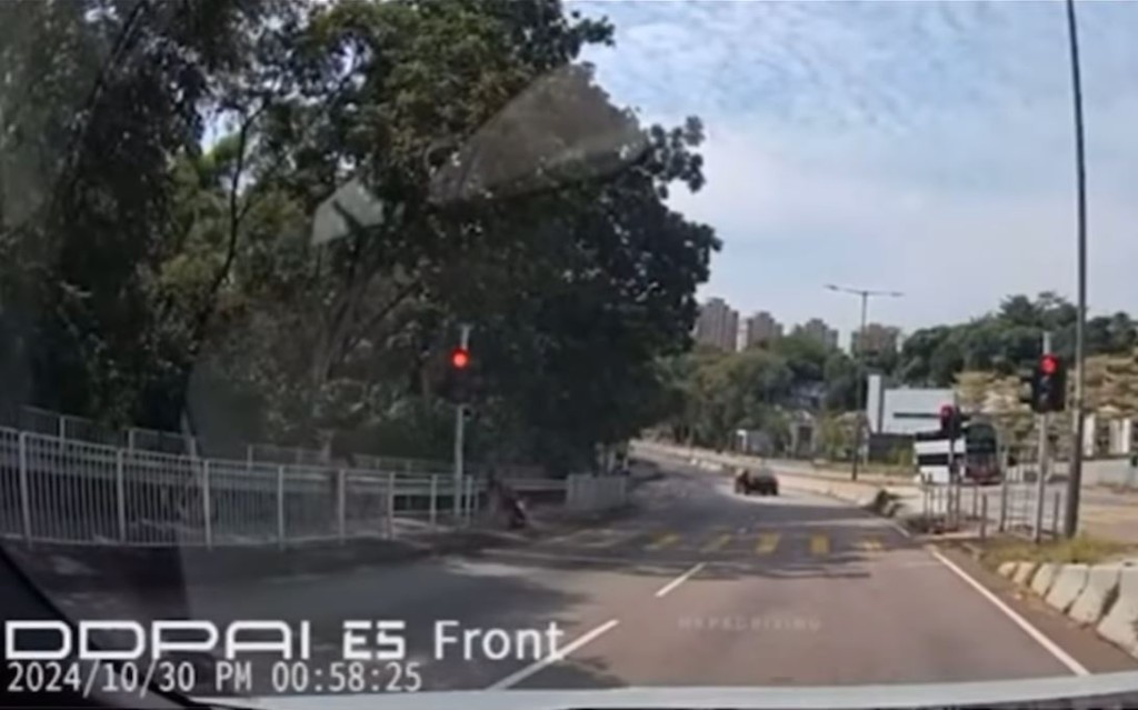 行人驚魂未定，將嬰兒車向後拉回行人路上，未敢繼續過路。fb車cam L（香港群組）影片截圖