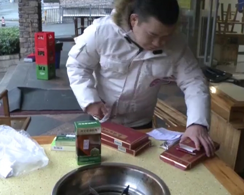 男子怒揭母親被騙買了壯陽藥。網上圖片