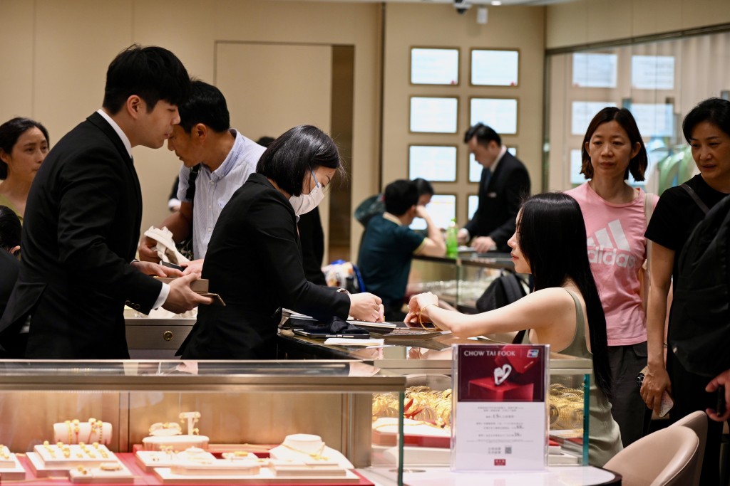 金價創新高,但無阻旅客買金的意慾。蘇正謙攝 金價創新高,但無阻旅客買金的意慾。蘇正謙攝