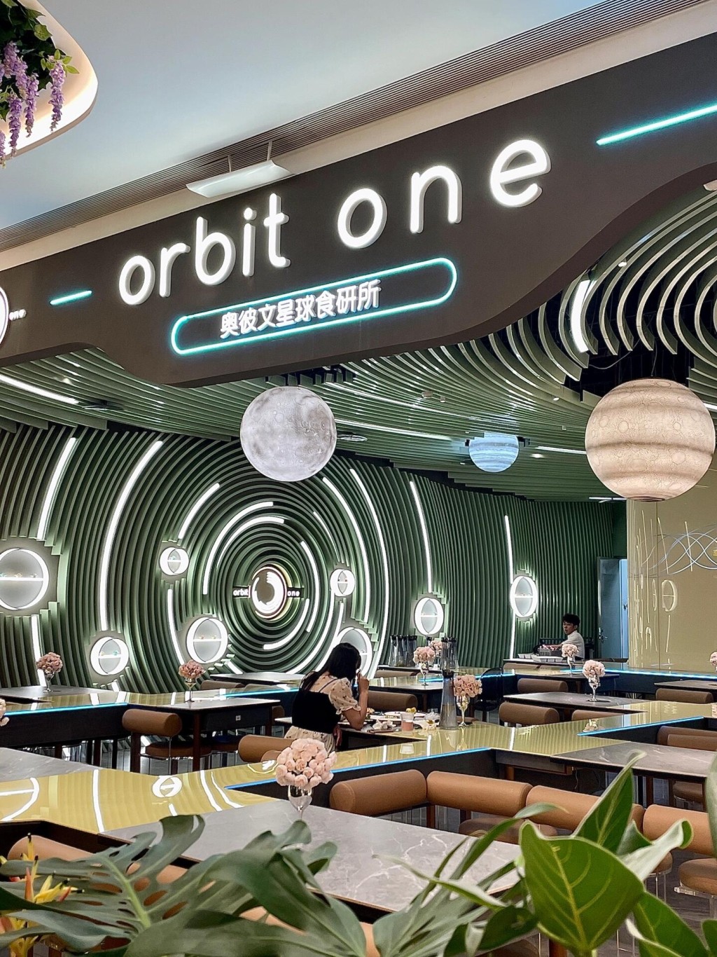 深圳一餐廳用磁懸浮「飛碟」傳菜,網上爆紅。 深圳一餐廳用磁懸浮「飛碟」傳菜,網上爆紅。