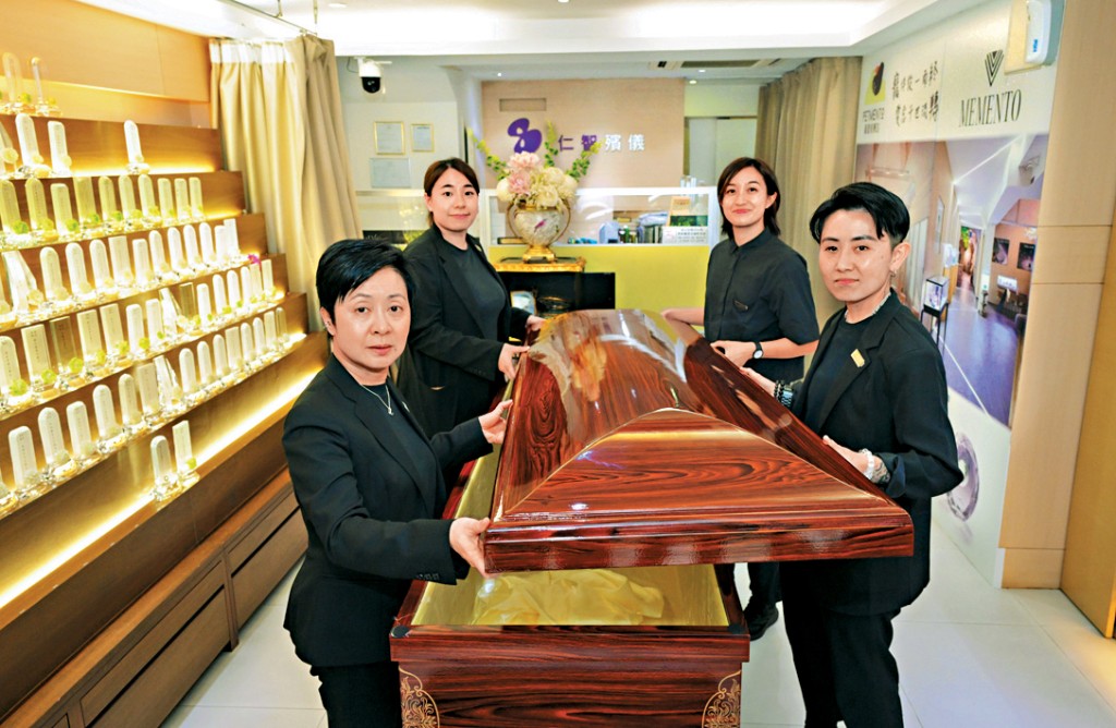 馬小姐（左前）稱，現時仁智殯儀共有18位員工，其中10位均是女性。