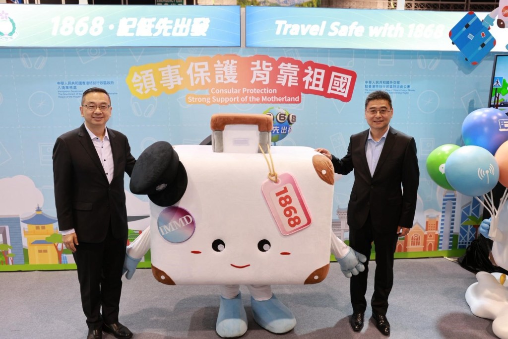 入境處處長郭俊峯(左)，外交部駐港特派員公署副特派員花有（右）。