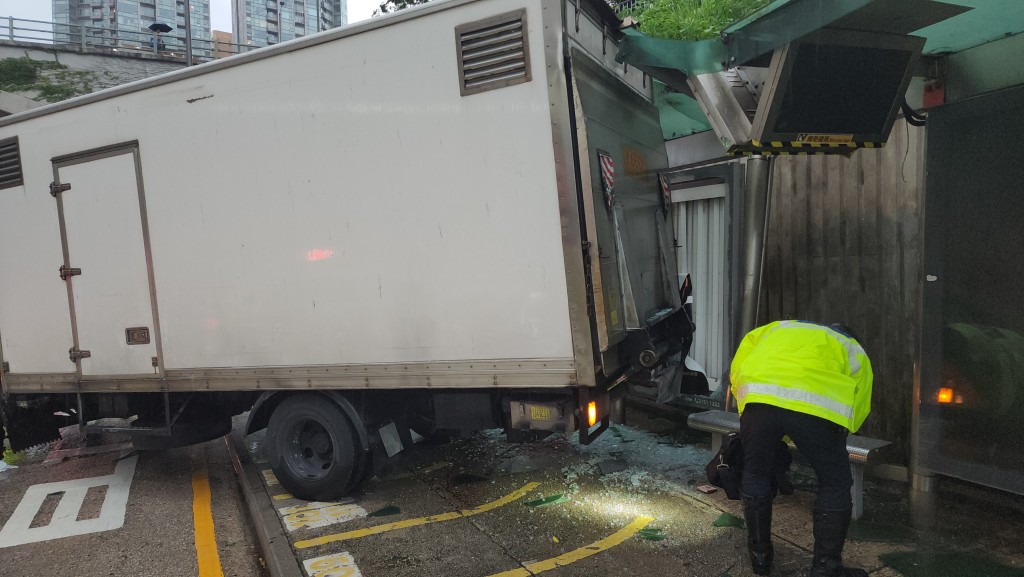 貨車擺尾撞向巴士站。