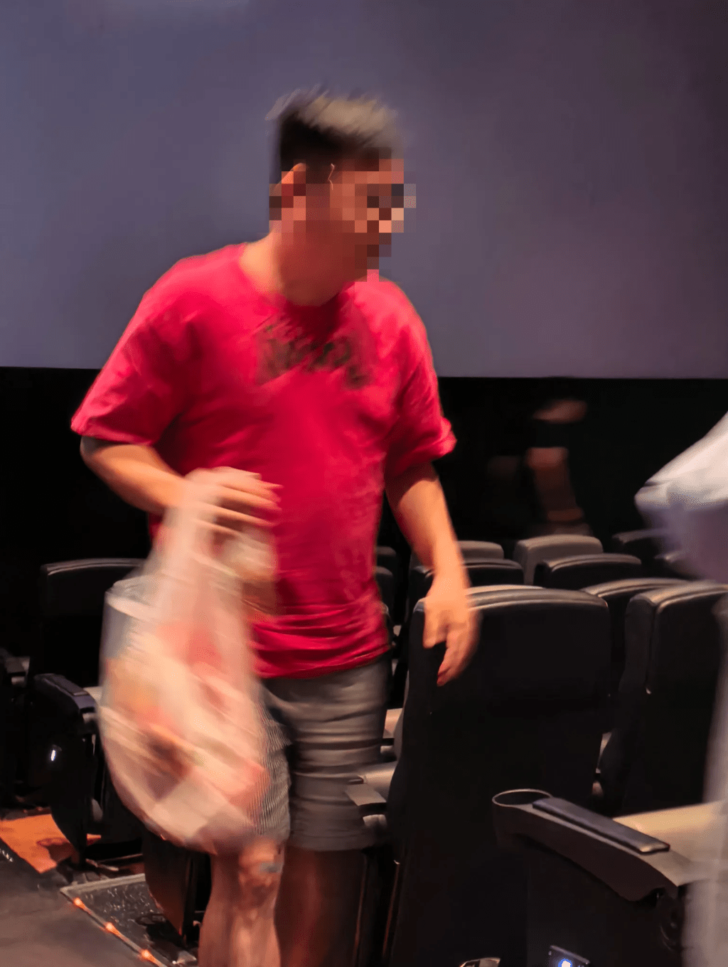 從相片顯示，該名男子手拿著一大袋疑似是食物的東西。（圖片來源：Threads截圖）