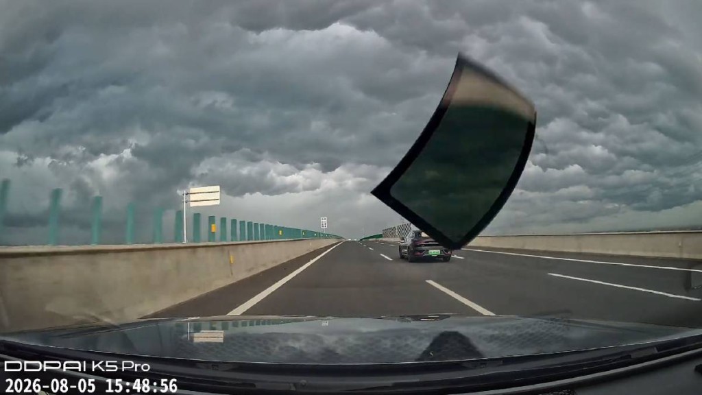 一輛在高速公路行駛的比亞迪後擋風玻璃飛脫，擊毀後車「大銀幕」。抖音