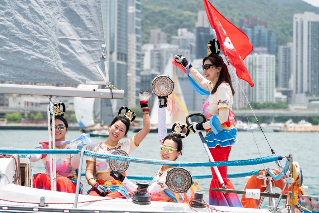 數支中國香港帆船代表隊富特色的打扮分別有漁民、敦煌女性造型以及鄉村姑娘，眾人一同在維港作賽。公關圖片