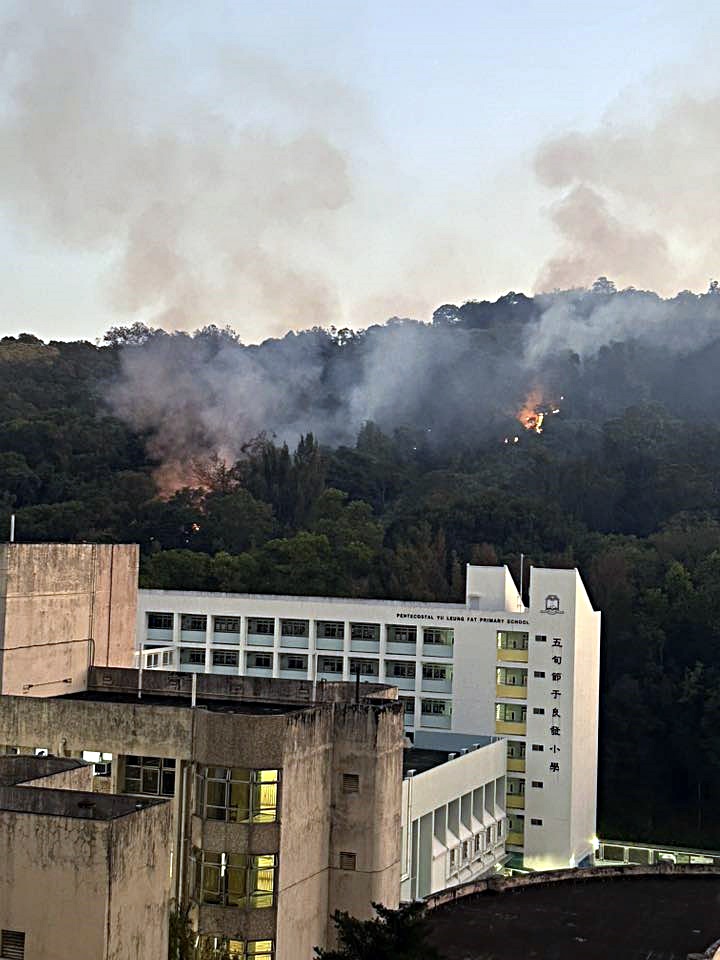 上水華明邨對開山頭發生山火。網圖