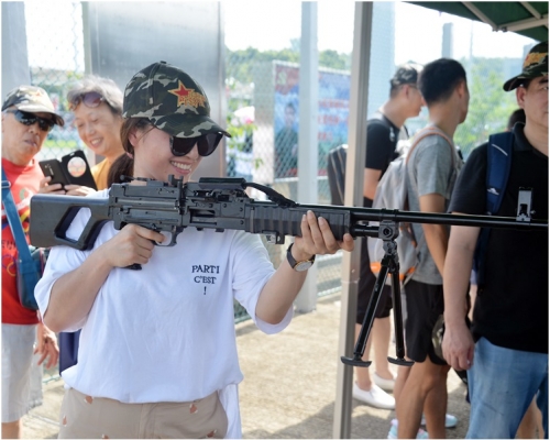 昂船洲军营今日为香港青年学生专场开放。