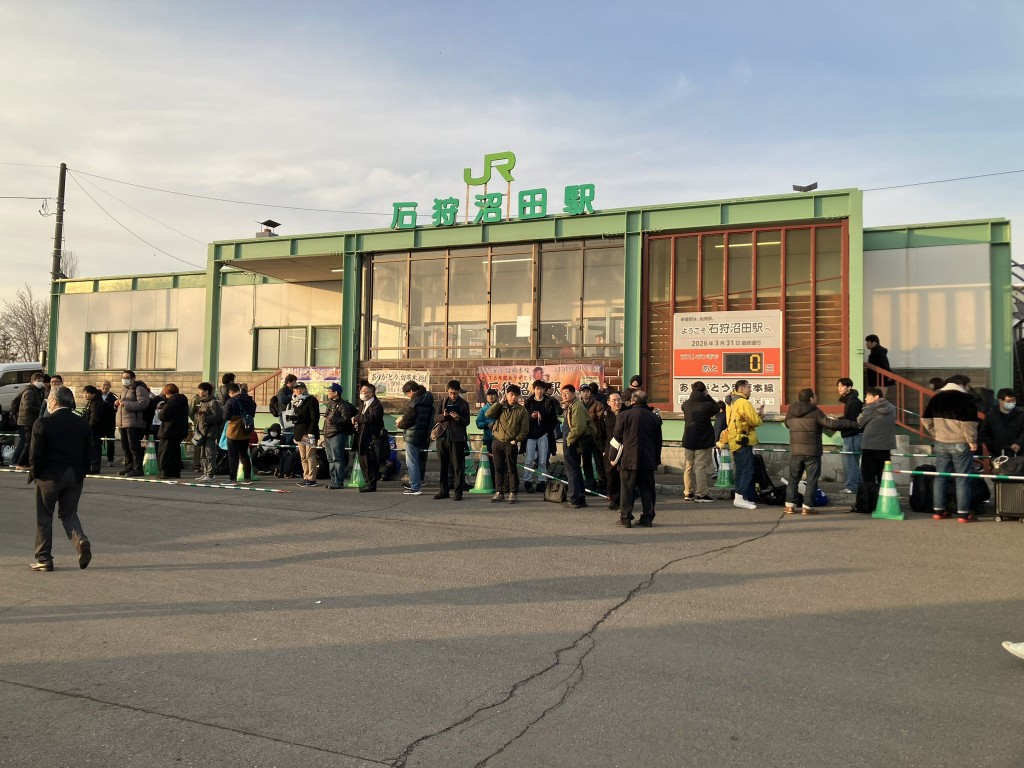 JR留萌井線｜尾班車從石狩沼田站開出前4小時就開始有人排隊等搭車。 　X@B4YO_DDR