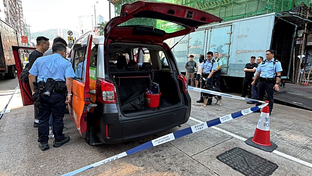 警員在車上搜查。劉漢權攝 警員在車上搜查。劉漢權攝