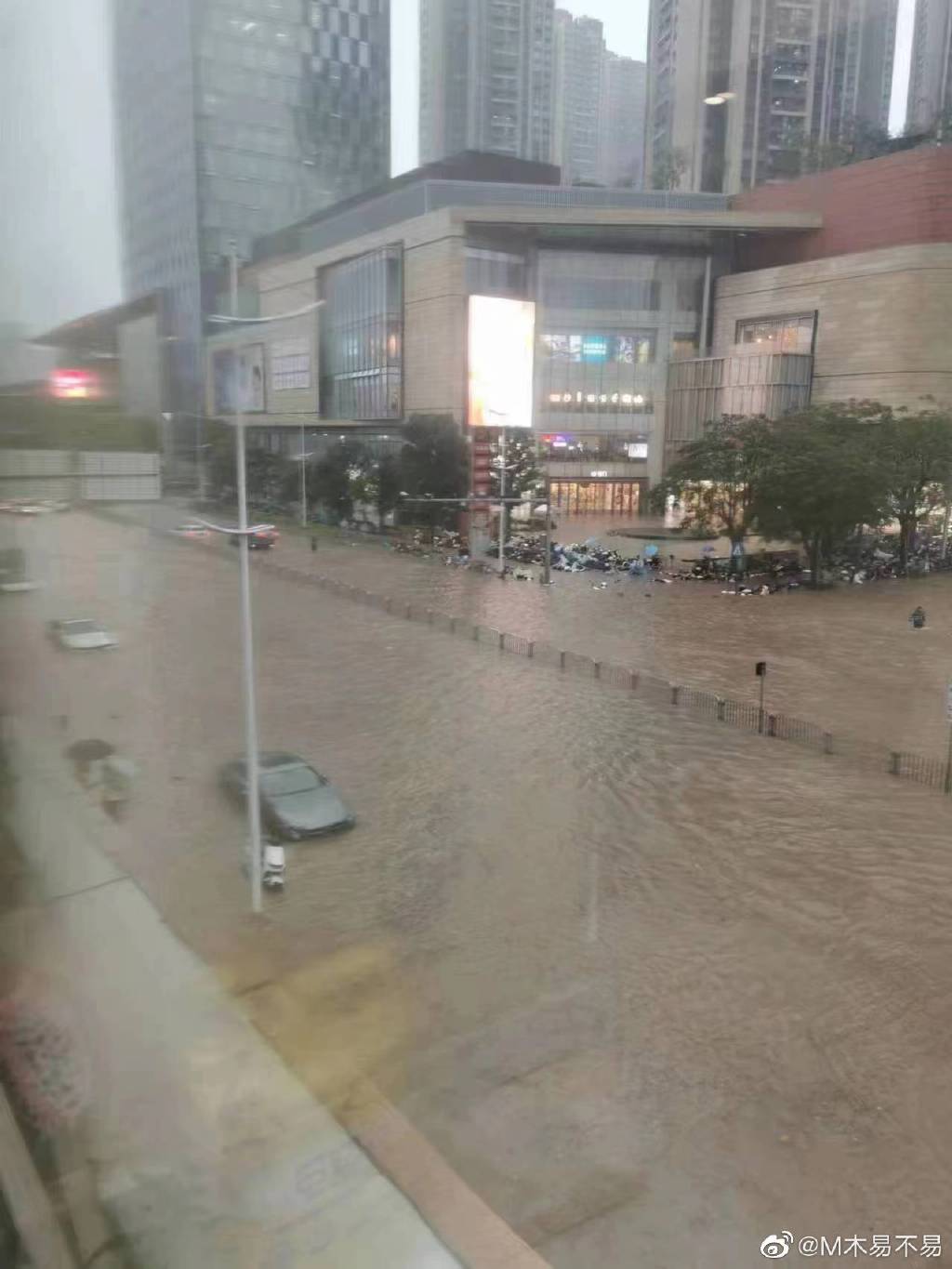 龍華「壹方城」及「壹方天地」商場外圍馬路水浸。