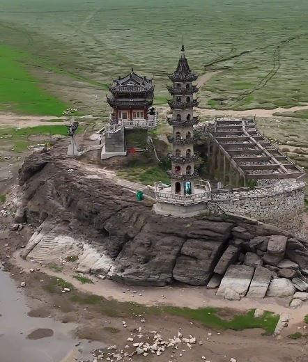 中国最大淡水湖江西鄱阳湖，早前水位下降，令千年古迹「落星墩」露出全貌。