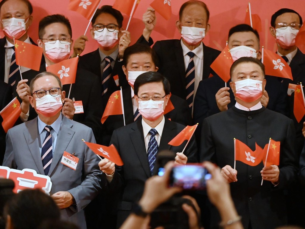 行政長官李家超（中）、貿發局主席林建岳（左）、香港潮屬社團總會主席陳振彬（右）出席活動。