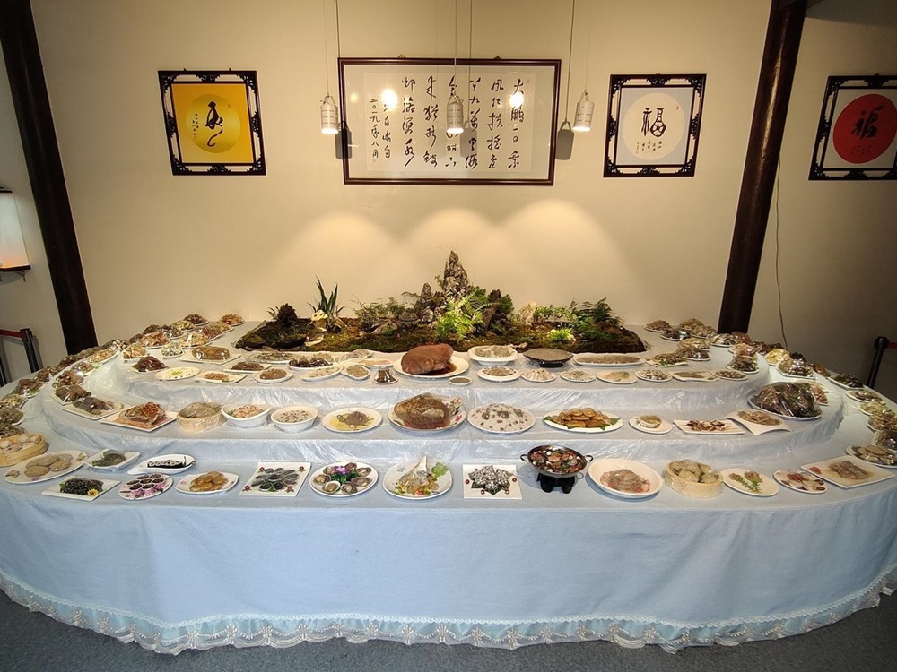 石頭版「滿漢全席」，使用的石材均來自新疆的戈壁灘。網上圖片