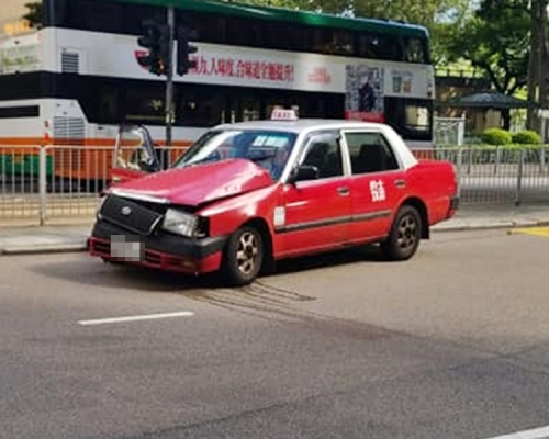 涉事的士車頭損毀，有漏油。「香港突發事故報料區」FB圖片