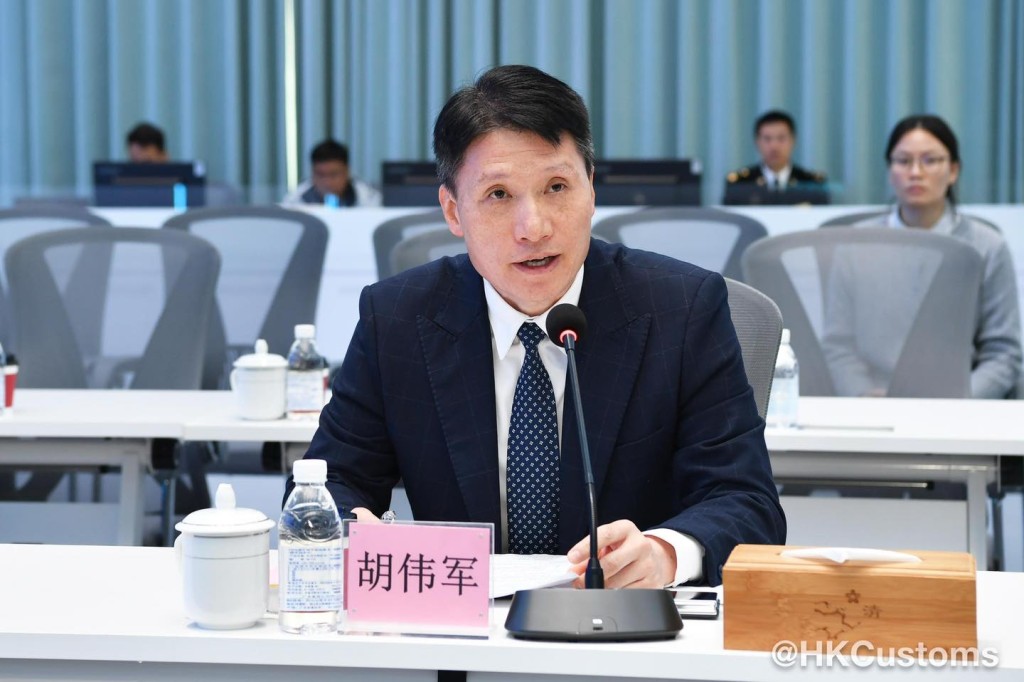 香港海關副關長（管制及執法）胡偉軍率團。