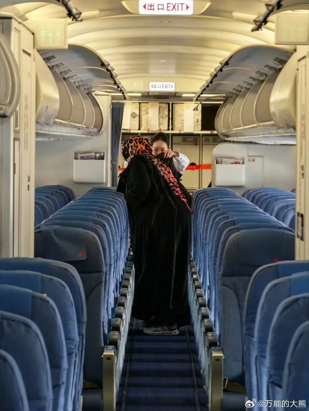 網民發現同一印度女旅客在杭州機場扮傷殘坐輪椅。微博