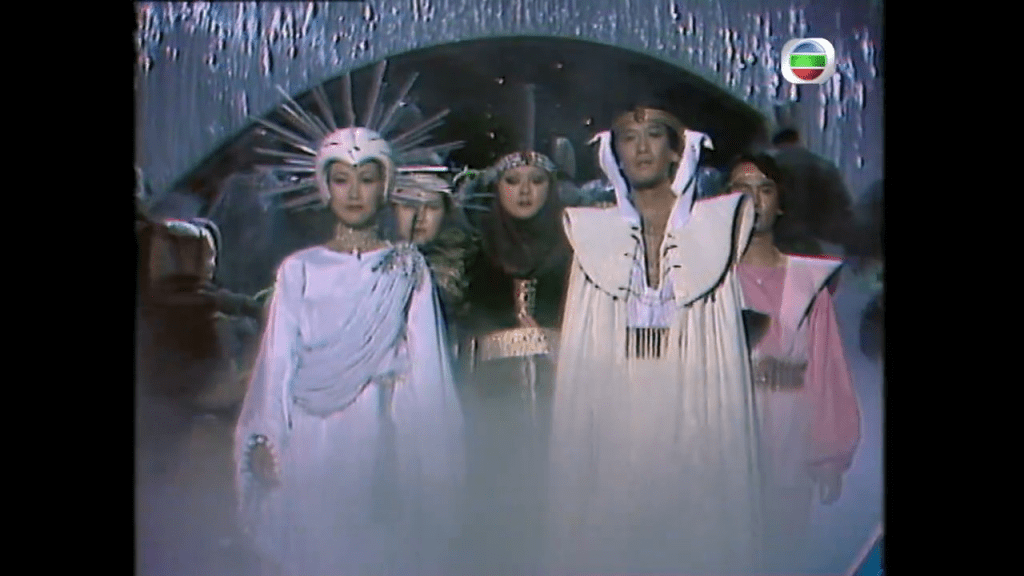 1978年汪明荃與羅文擔任表演嘉賓，造型極前衛！