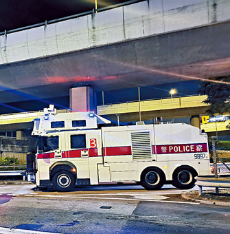 ■水炮車昨晚駛經中聯辦。