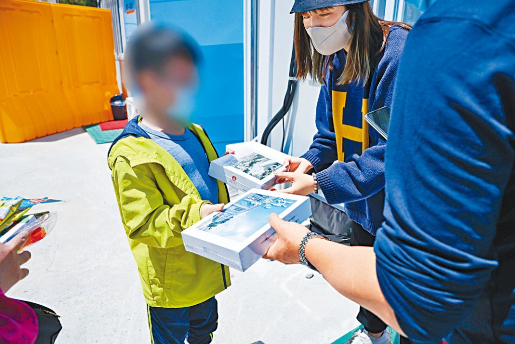 两名受托儿童入住隔离设施，其间获赠礼物。