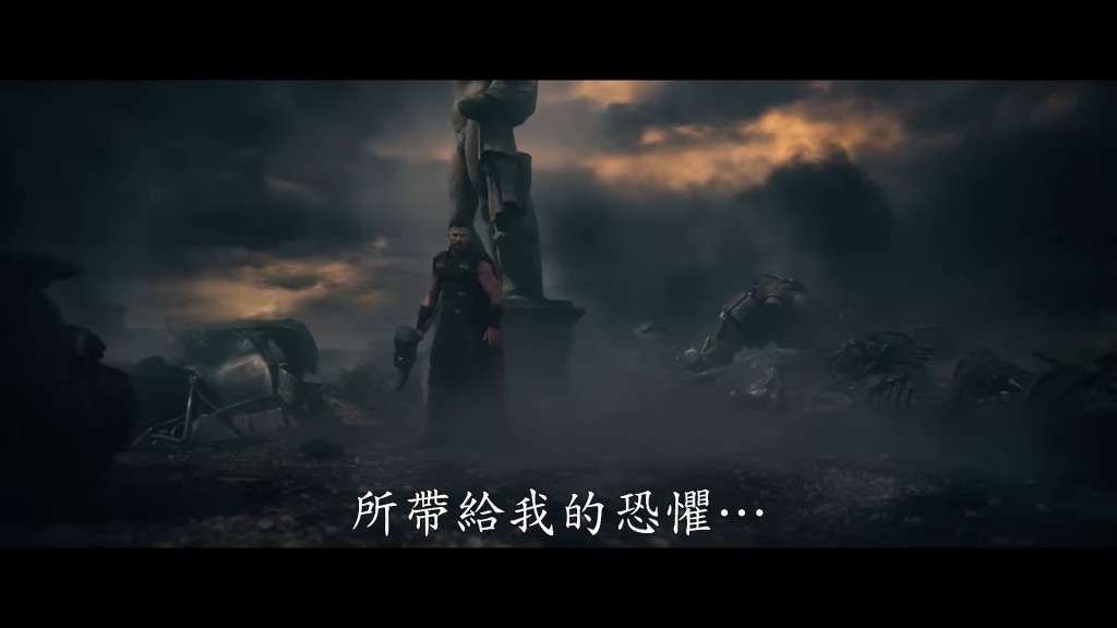 片中一幕更展示戴上面具的末日博士與雷神正面交鋒,並輕易將雷神制服,畫面震撼。 片中一幕更展示戴上面具的末日博士與雷神正面交鋒,並輕易將雷神制服,畫面震撼。