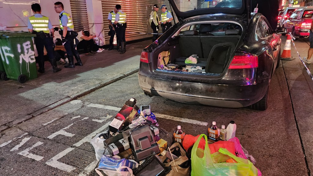 警員在車尾搜出一包可卡因。 警員在車尾搜出一包可卡因。