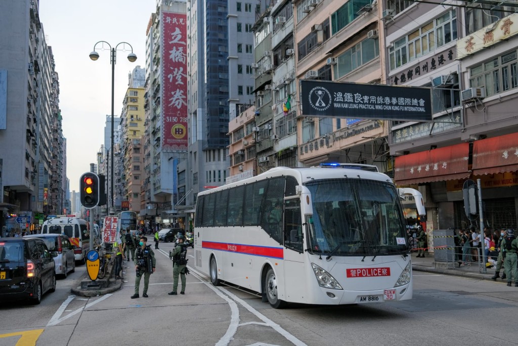 多人被帶上警車。