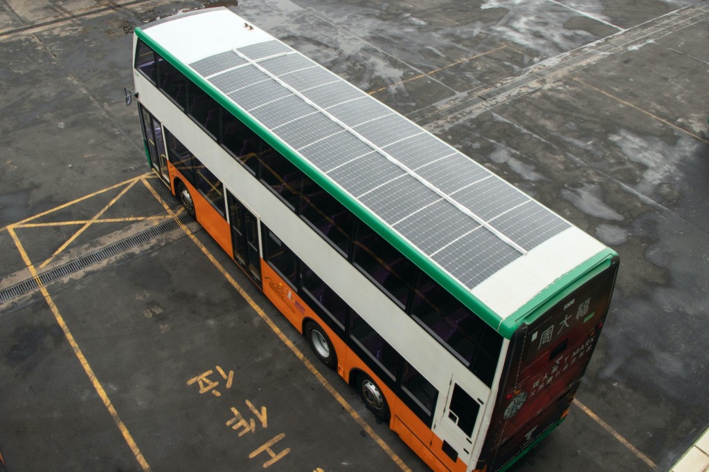 車頂一共有 20 塊太陽能板。