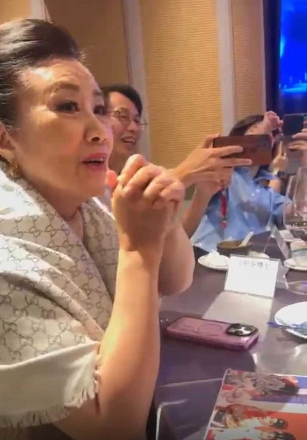 阿姐冧爆望住家英哥! 阿姐冧爆望住家英哥!