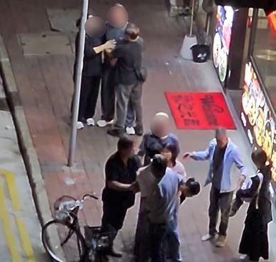 兩堆人分站街頭。fb 車cam L（香港群組）  