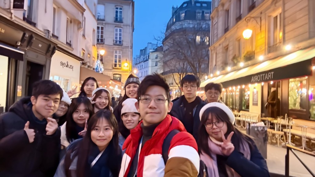 尹浩然深信學習與體驗對青少年發展同樣重要,圖為去年親自帶隊的英法交流團。 尹浩然深信學習與體驗對青少年發展同樣重要,圖為去年親自帶隊的英法交流團。