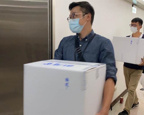 調查人員大規模搜索立法院帶走現金及文件。網上圖片