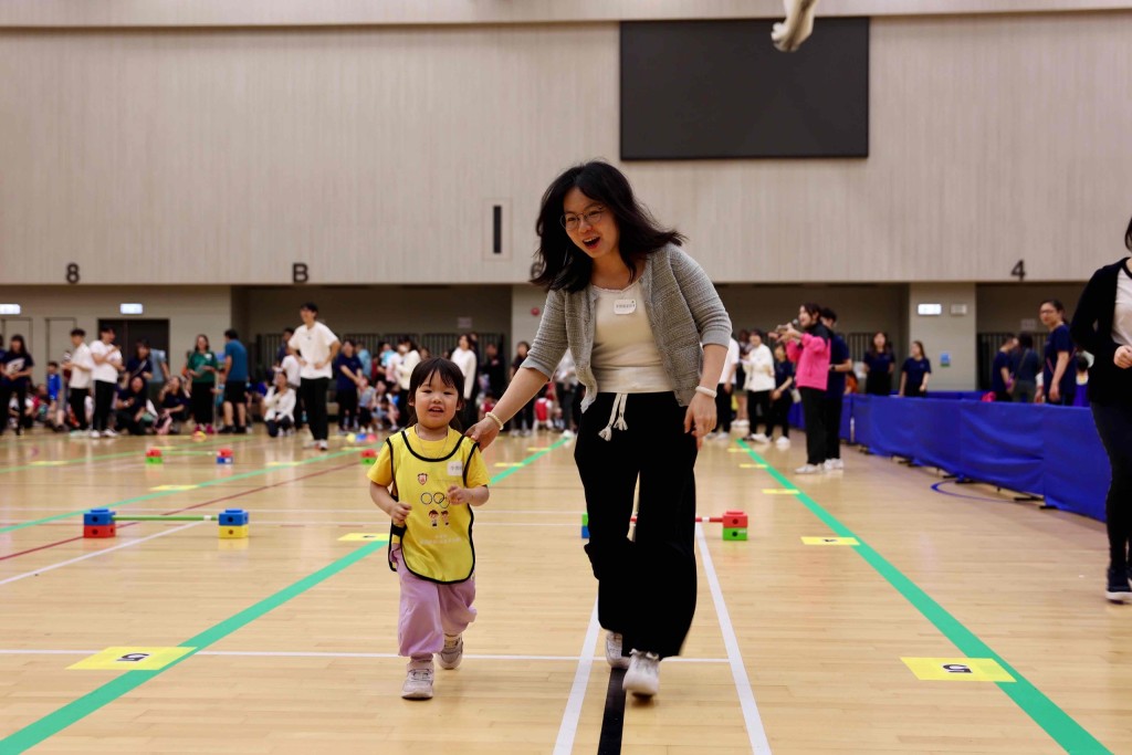 親子之間共同運動不但可以鍛煉幼兒體能，還能促進親子關係。（資料圖片）