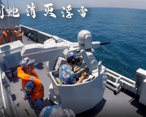 解放軍駐港部隊在南海進行軍事訓練。影片截圖