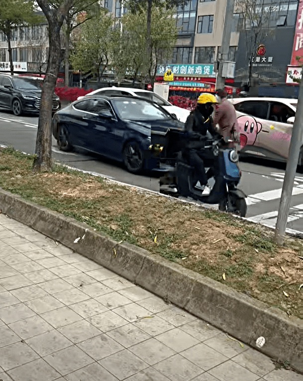 平治其後踩油衝向比亞迪司機。fb：港車北上自駕遊同樂會