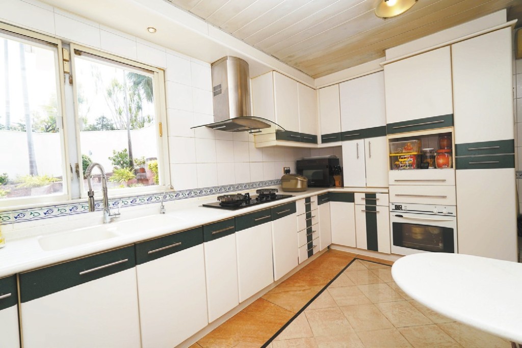 特大厨房装有多组厨柜，入厨及收纳空间充裕。