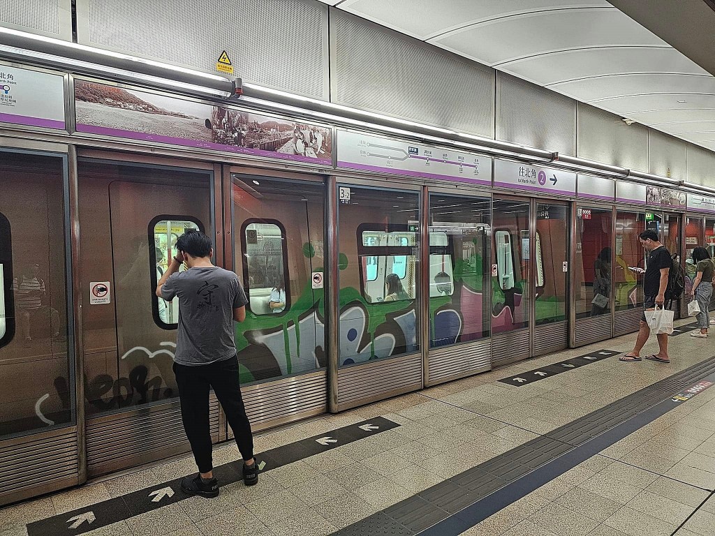 列车涂上一般涂鸦图案。fb：香港铁路动态追踪组HKRG 《mtr group》