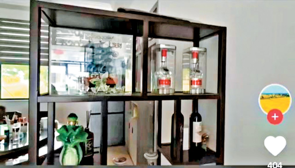 老人家中櫃子上擺放五糧液。