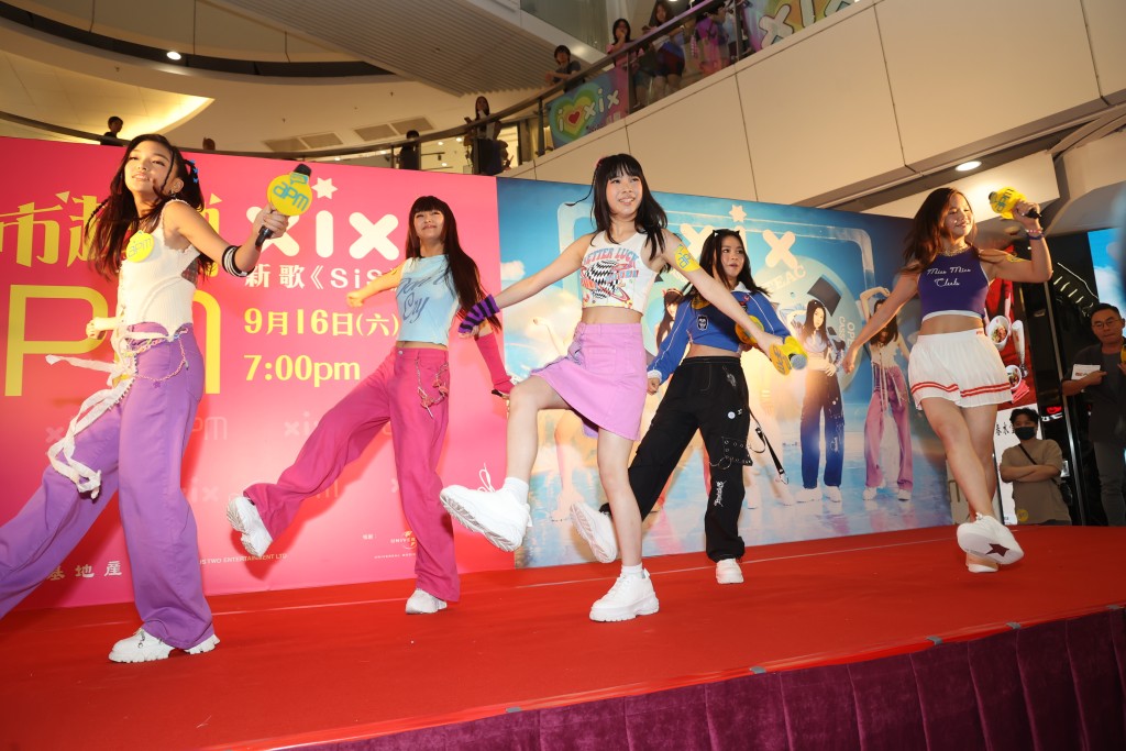 XiX在台上表演劲歌热舞。