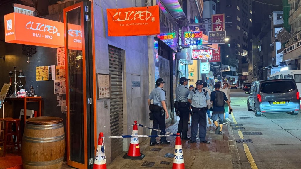 中環餐廳布招牌木棍組件滑落 途人被擊中幸無大礙